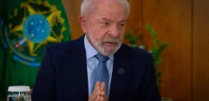 Cidadãos brasileiros refletem sobre programas sociais do governo.