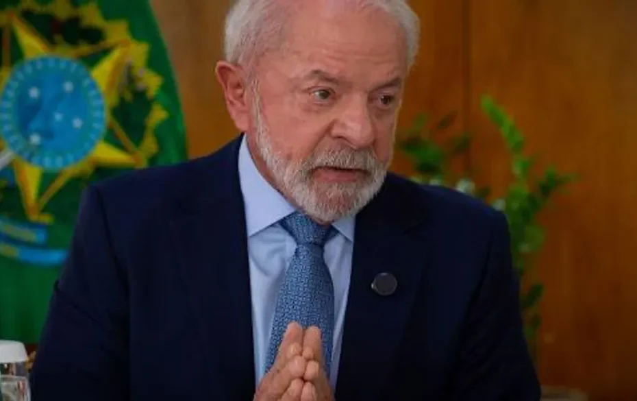 Cidadãos brasileiros refletem sobre programas sociais do governo.