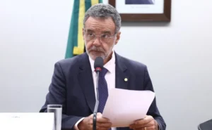 Fachada do Congresso Nacional em Brasília com céu azul
