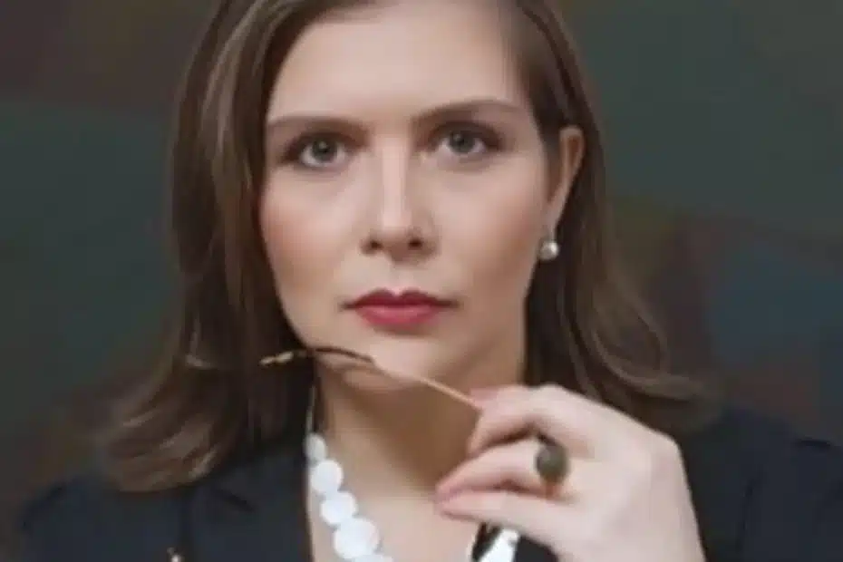 Canteiro de obras no Brasil com trabalhadores e empreendimento imobiliário em construção.