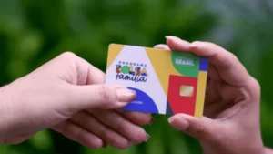 Mãe sorri ao receber benefício do Bolsa Família com seus filhos, simbolizando esperança e segurança financeira.