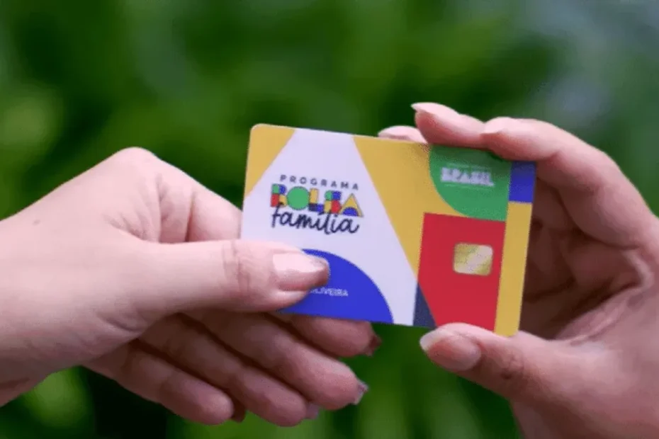 Mãe sorri ao receber benefício do Bolsa Família com seus filhos, simbolizando esperança e segurança financeira.