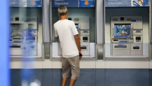 Trabalhadores brasileiros em frente a banco aguardando atendimento
