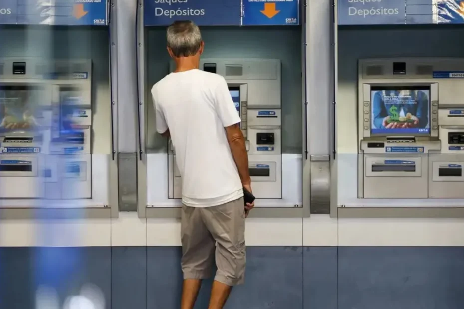 Trabalhadores brasileiros em frente a banco aguardando atendimento