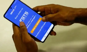 Trabalhador consulta saldo no aplicativo Caixa Tem no celular