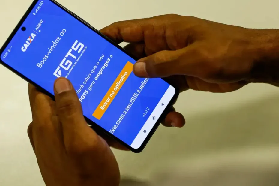 Trabalhador consulta saldo no aplicativo Caixa Tem no celular