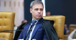 Sala de audiência vazia no Supremo Tribunal Federal com simbolismo jurídico.