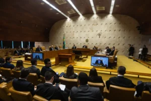 Prédio do Supremo Tribunal Federal em Brasília, com foco na fachada principal e entrada.