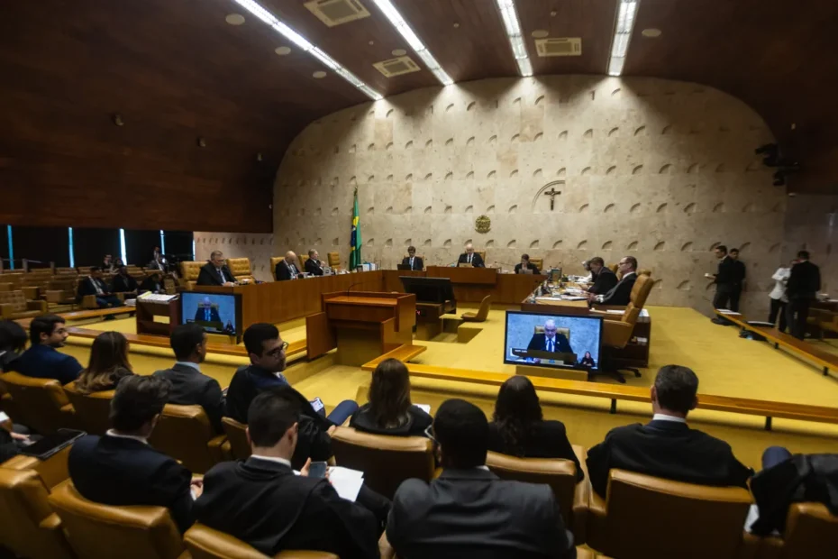 Prédio do Supremo Tribunal Federal em Brasília, com foco na fachada principal e entrada.