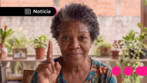 Mão de idoso segurando dinheiro com um calendário ao fundo, representando a antecipação do 13º salário do INSS.