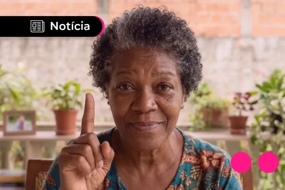 Mão de idoso segurando dinheiro com um calendário ao fundo, representando a antecipação do 13º salário do INSS.