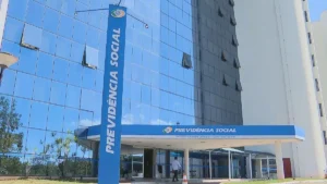 Beneficiários do INSS aguardando pagamento do 13º salário antecipado.