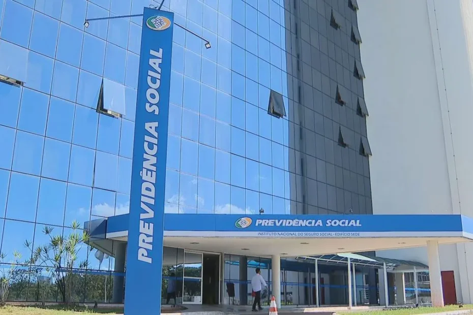 Beneficiários do INSS aguardando pagamento do 13º salário antecipado.