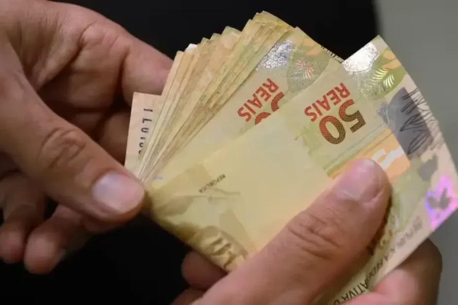 Idoso sorrindo com dinheiro após receber 13º salário antecipado