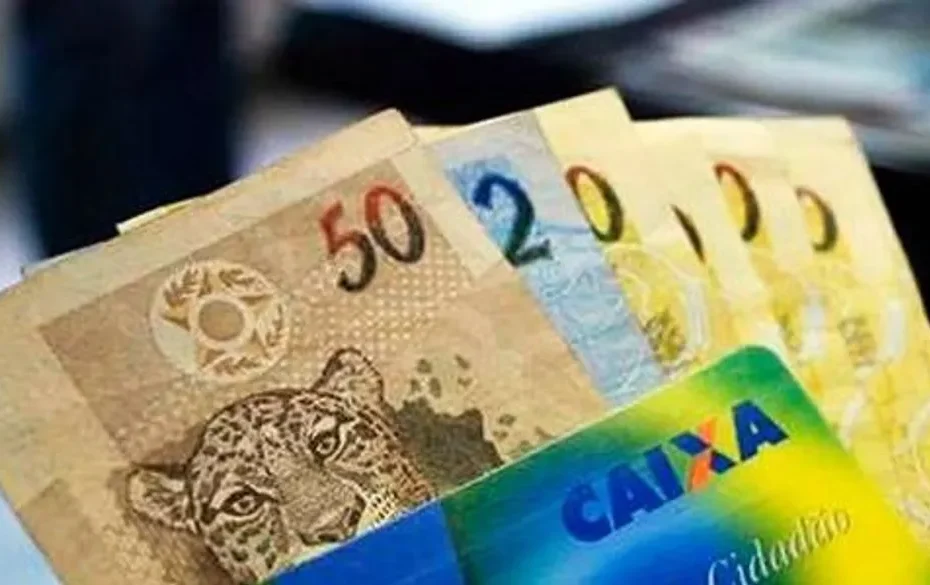 Trabalhador confere pagamento do abono salarial PIS/Pasep 2026 pelo celular.