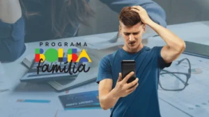 Família brasileira atualizando documentos no CRAS para manter o Bolsa Família