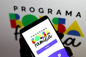 Mãos organizando documentos sobre uma mesa em um centro de assistência social para atualização cadastral