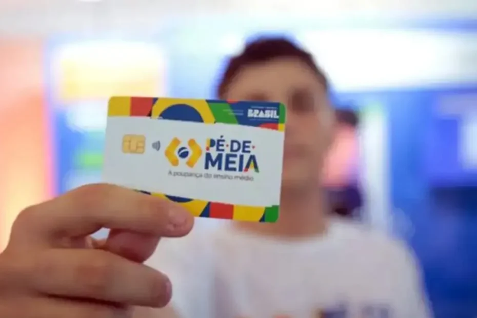 Jovem estudante verificando o pagamento do Pé-de-Meia no aplicativo CAIXA Tem do celular.