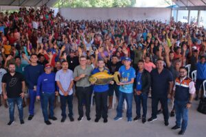 Pescadores do Amazonas em situação de preocupação, com seus barcos ao fundo