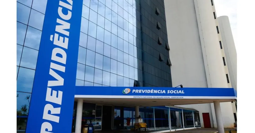 Aposentada sorri ao verificar pagamento antecipado do 13º salário do INSS.