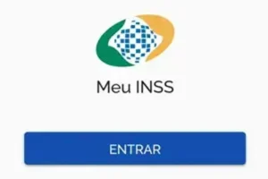 Mãos de aposentado analisam documentos sobre benefícios do INSS e empréstimo consignado.