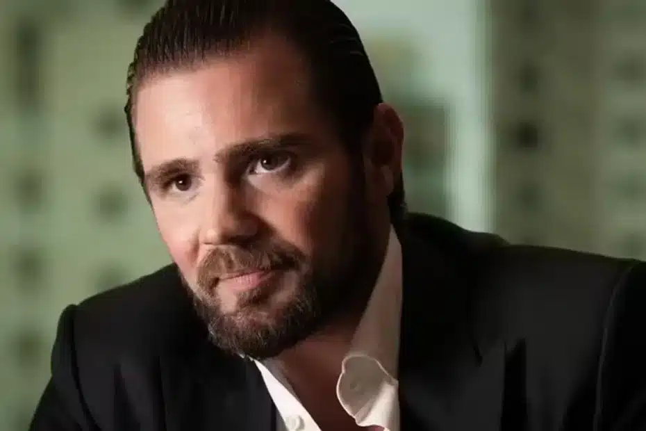 Pasta digital com arquivos de celular do banqueiro Vorcaro sobre mesa de escritório ao lado de laptop.