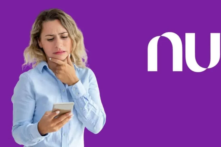 Mão inserindo cartão Nubank em caixa eletrônico, simbolizando a taxa de saque.