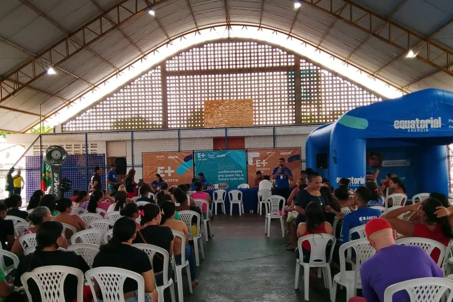 Mão segurando lâmpada com família consultando conta de luz, simbolizando a Tarifa Social e atualização cadastral.