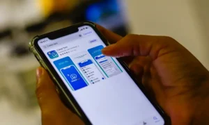 Homem atualizando cadastro no aplicativo Caixa Tem