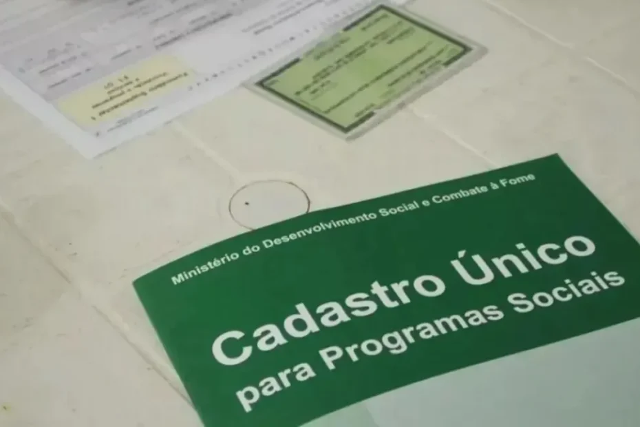 Mulher preocupada em frente ao balcão do CRAS com documentos na mão para atualizar o CadÚnico.