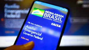 Pessoa recebendo pagamento de auxílio emergencial em agência da Caixa