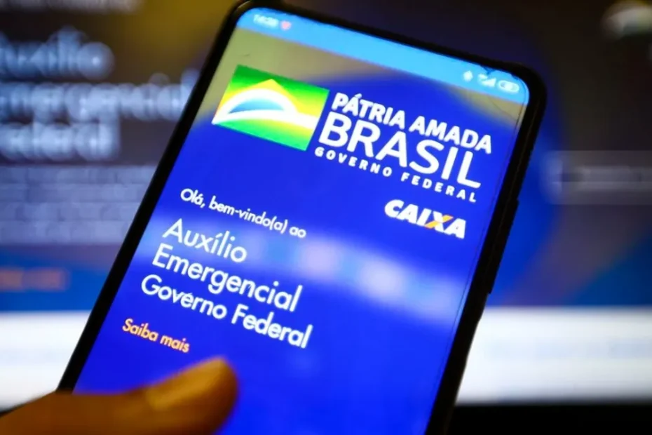 Pessoa recebendo pagamento de auxílio emergencial em agência da Caixa