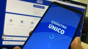 Família brasileira olhando para um botijão de gás, simbolizando o alívio do Auxílio Gás.