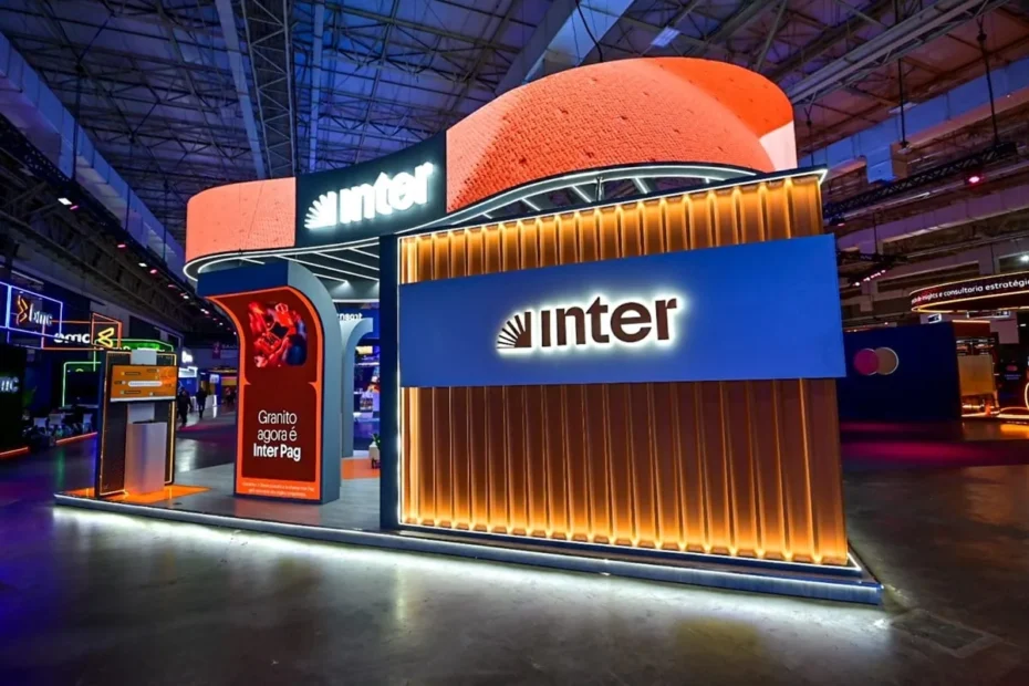 Cliente do Banco Inter renegociando dívidas com desconto de até 98%.