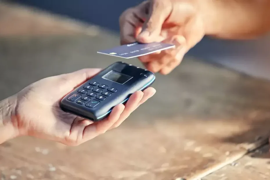 Pessoas em uma comunidade urbana usando smartphones para acessar aplicativos de bancos.