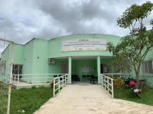 Funcionário da prefeitura atendendo família no Cadastro Único e Bolsa Família