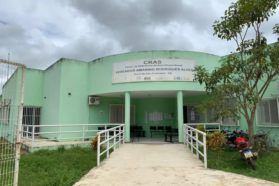 Funcionário da prefeitura atendendo família no Cadastro Único e Bolsa Família