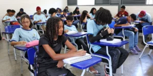 Estudante do ensino médio consulta informações do programa Pé-de-Meia em seu celular.