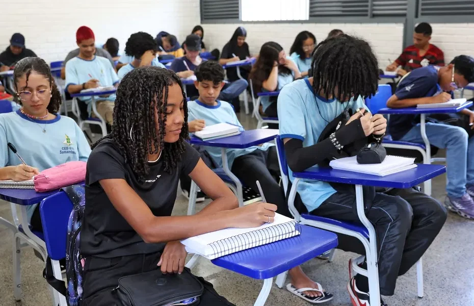 Estudante do ensino médio consulta informações do programa Pé-de-Meia em seu celular.