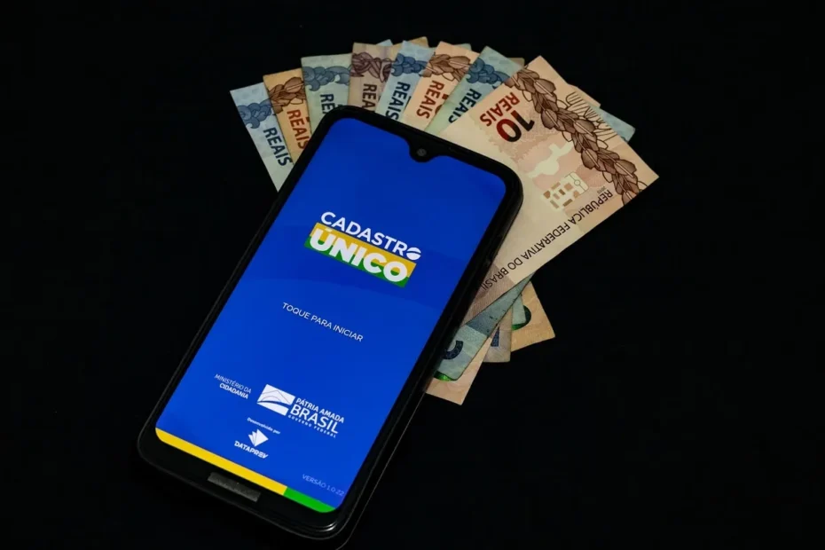 Mulher preocupada olhando comprovante de benefício social.