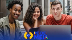 Estudante universitária de licenciatura em biblioteca, focada nos estudos, simbolizando o apoio do programa Pé-de-Meia.