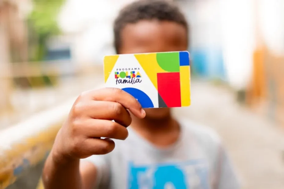 Família feliz recebendo cartão do Bolsa Família