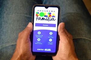 Mãe abraçando filho, simbolizando a segurança e o apoio do Bolsa Família
