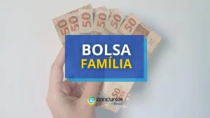 Mãe consulta aplicativo Bolsa Família no celular com expressão de alívio