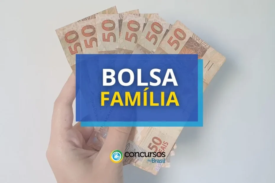 Mãe consulta aplicativo Bolsa Família no celular com expressão de alívio