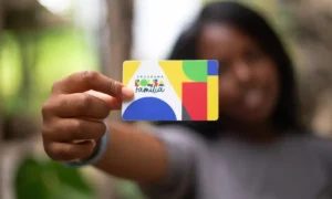 Mulher preocupada olhando comprovante do Bolsa Família no celular