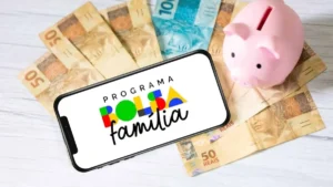 Família recebendo o cartão do Bolsa Família em centro de assistência