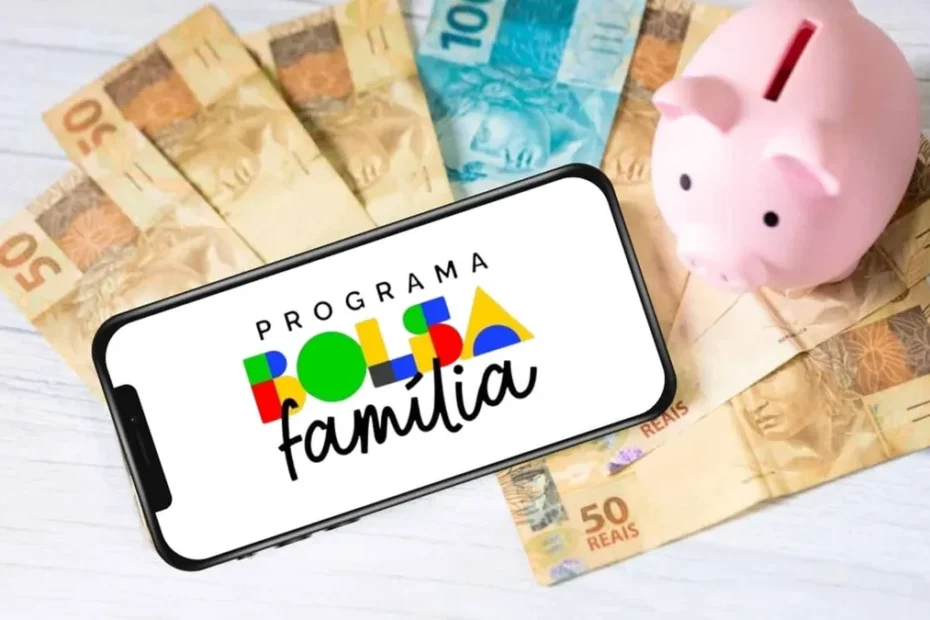 Família recebendo o cartão do Bolsa Família em centro de assistência