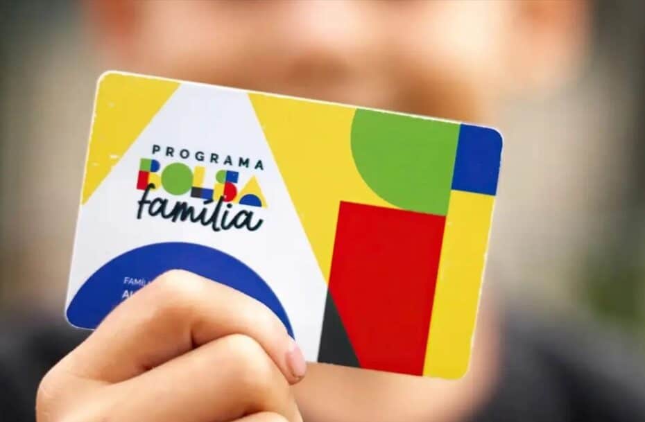 Cartão do Bolsa Família em destaque