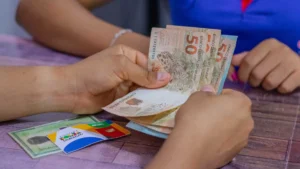 Família brasileira buscando regularizar o Bolsa Família no CRAS